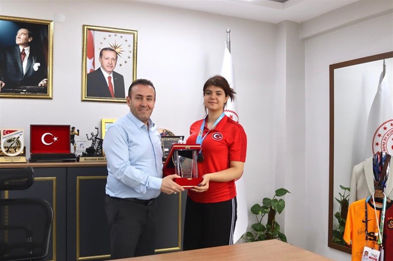 REKORTMEN KIZ ELİF BERFİN ÜLKEMİZE ALTIN MADALYA İLE DÖNDÜ